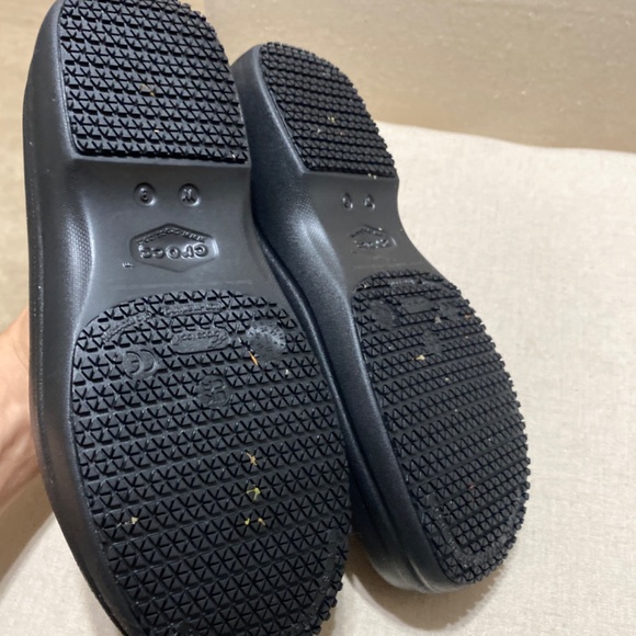 Crocs Clogs nursing shoes closed toes 9 dual comfort non marking slip resistant - Picture 5 of 5